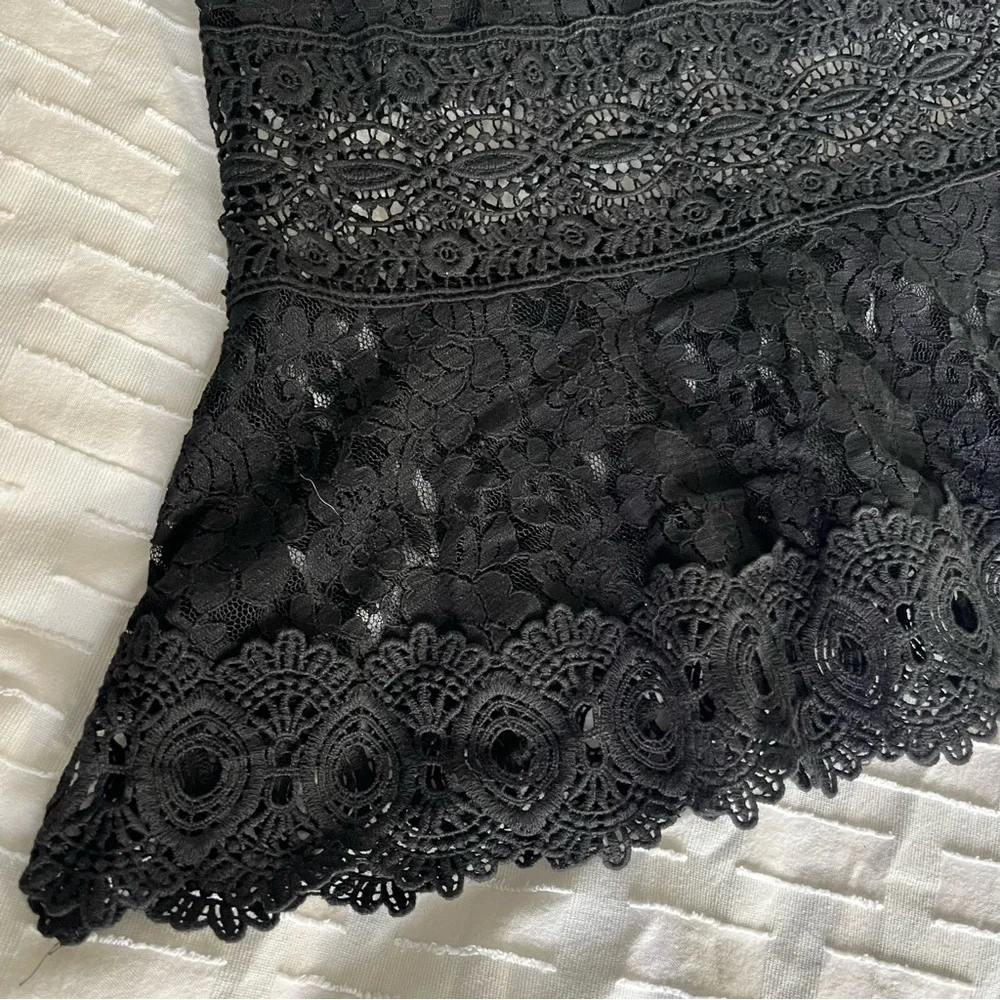 Black Lace Peplum Sleeveless Top - Picture 3 of 8
